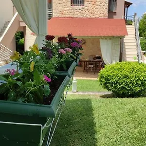 https://marias-luxury-apartment.hotelschalkidiki.net